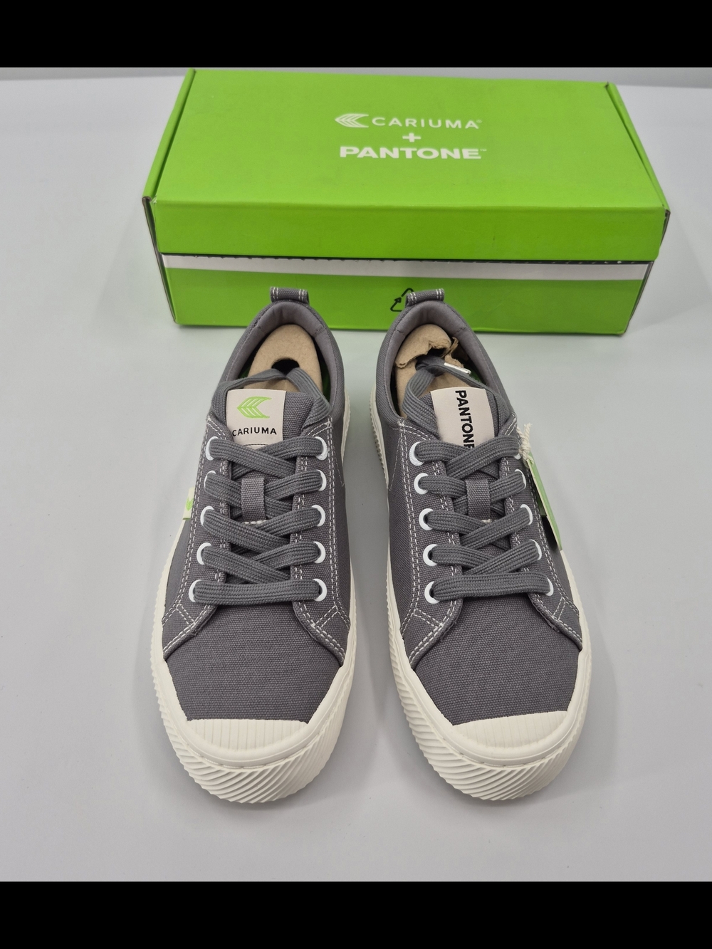 Cariuma OCA Low Pantone Canvas Sneaker Mens Sz 7.5 Womens Sz 6 Mens Gray Unisex